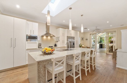 Mona Vale Casa | Luxury Beach House - Footsteps to Beach