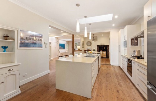 Mona Vale Casa | Luxury Beach House - Footsteps to Beach