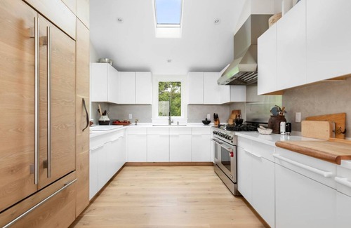 Beach Hampton Casa | Hamptons Zen with Ocean Views, Short Walk To Private Beach