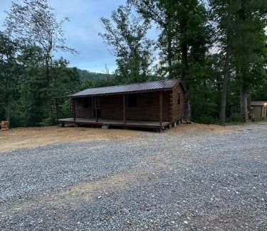 Ashley Oaks Apartamento | Hana Cabin sleeps 5 near Windrock general store