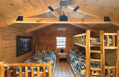 Ashley Oaks Apartamento | Hana Cabin sleeps 5 near Windrock general store