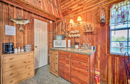 Nashoba Apartamento | Hand-Built 'Black Fork Cabin 2' w/ Fire Pit!