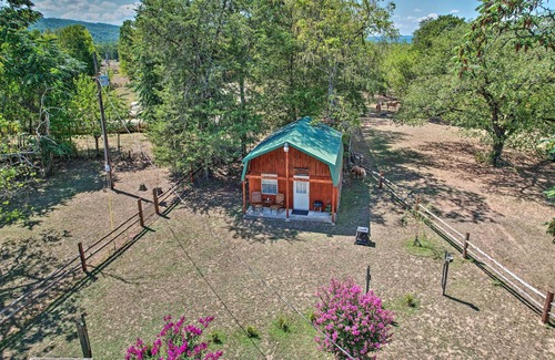 Nashoba Apartamento | Hand-Built 'Black Fork Cabin 2' w/ Fire Pit!