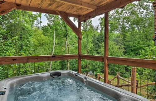 Cosby Apartamento | Hand-Crafted Creekside Treehouse with Grill!