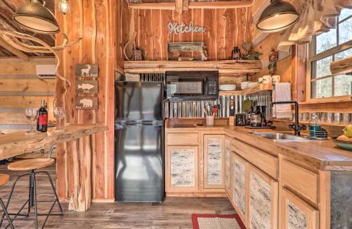 Cosby Apartamento | Hand-Crafted Creekside Treehouse with Grill!