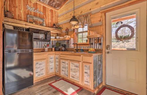 Cosby Apartamento | Hand-Crafted Creekside Treehouse with Grill!