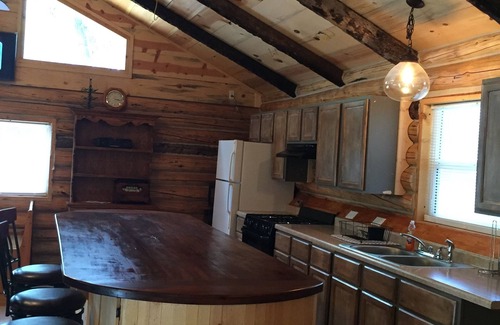 Questa Cabina | Cabaña de madera hecha a mano, a minutos de tu aventura al aire libre