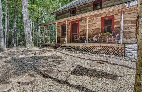 Egg Harbor Cabina | Cabaña de madera tallada a mano, recientemente renovada, diseño rústico-moderno