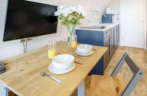 Whitland Cabaña | 1 bedroom accommodation in Llanboidy, near Laugharne