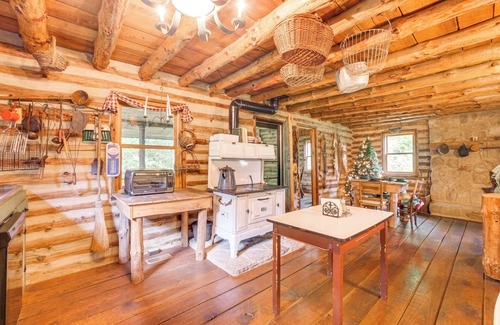 Paris Cabina | Handcrafted Log Cabin on 3 Acres: 14 Mi to Canton