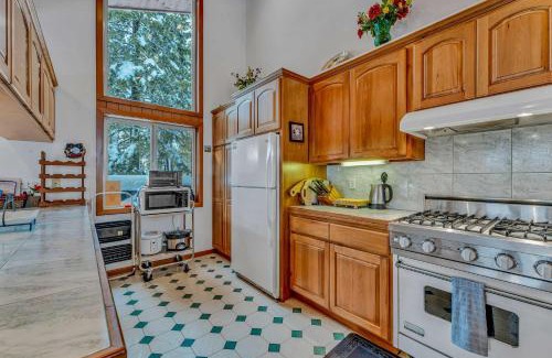 Lake Forest Casa | Handcrafted Tahoe Retreat Walk to Beach & Ski