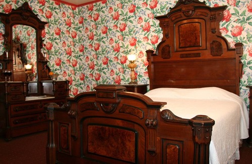 Pacific Grove Cabina | Handicap access/fireplace/1870 matching marbletop KINGBED set/clawfoot tub