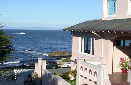 Pacific Grove Cabina | Handicap access/fireplace/1870 matching marbletop KINGBED set/clawfoot tub