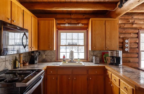 Stratton and Bromley Ski Areas Casa | Poetic Mountain Top Log Cabin ubicado en el bosque