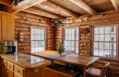 Stratton and Bromley Ski Areas Casa | Poetic Mountain Top Log Cabin ubicado en el bosque