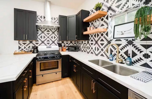 Brenham Casa | Handsome Charmer Downtown!