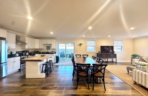 Newport East Casa | Hangar Haven - Large 6 Bedroom House