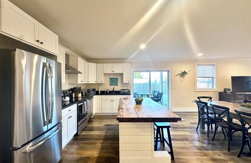 Newport East Casa | Hangar Haven - Large 6 Bedroom House