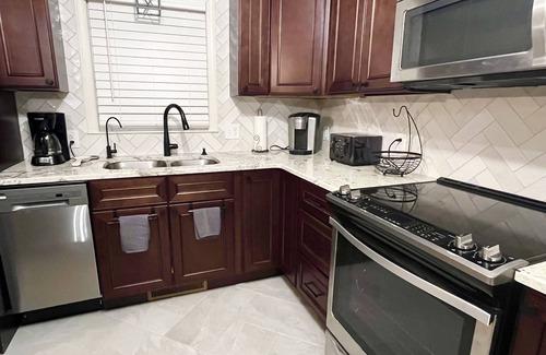 Stokes Cabaña | Hanging Rock in the Backyard! Renovated Cottage 1 minute to park entrance