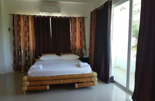 Malay Cama Y Desayuno | Hangout Beach Resort