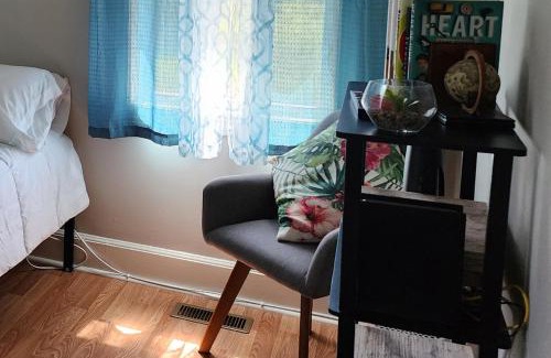 Rosewood Casa | Hangout by firepit near USC with PET