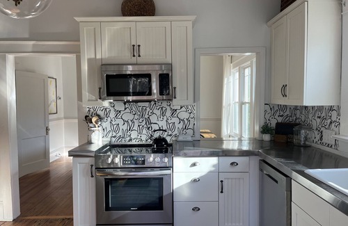 Raleigh Otro | Hanks Farm 🖤- Sleeps 5, 1930s farm 1.5 acres ,Charming Cozy ,Events, Pets ok