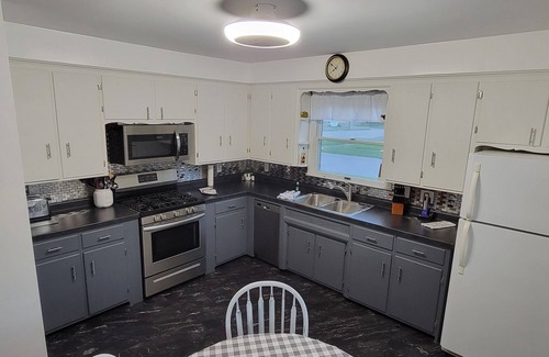 Conneaut Casa | Hanks Harbor, 1/4 mile to Lake Erie, Marina, Beach, local restaurants.