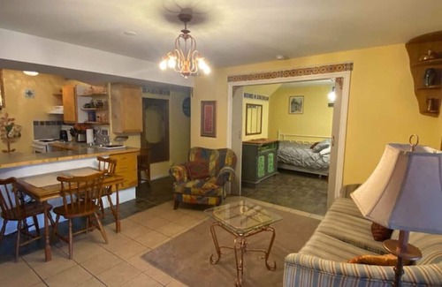Castlegar Apartamento | Hanna's Downtown Suite