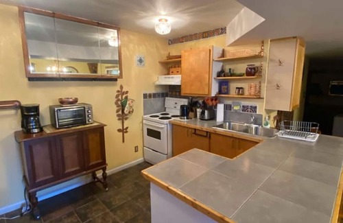 Castlegar Apartamento | Hanna's Downtown Suite