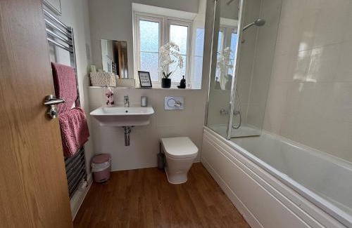 Swindon Casa | Hanwell House SN25 Long Stays Sleep 5 Free Parking