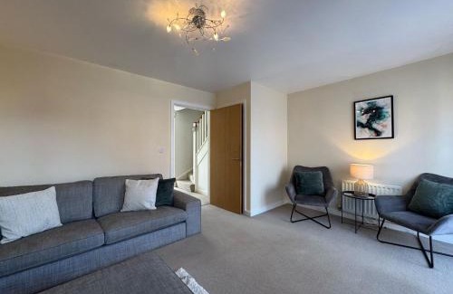 Swindon Casa | Hanwell House SN25 Long Stays Sleep 5 Free Parking