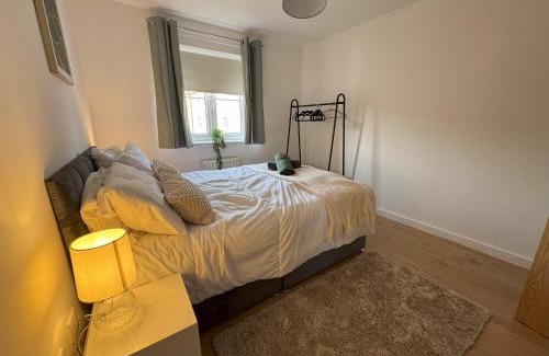 Swindon Casa | Hanwell House SN25 Long Stays Sleep 5 Free Parking