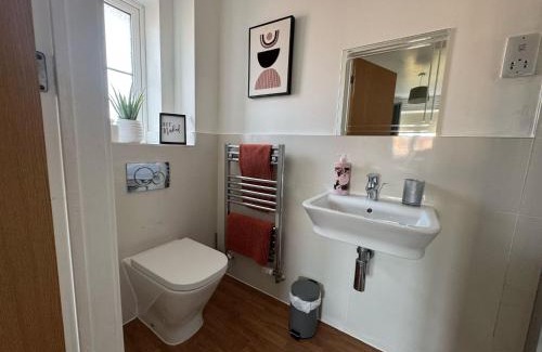 Swindon Casa | Hanwell House SN25 Long Stays Sleep 5 Free Parking