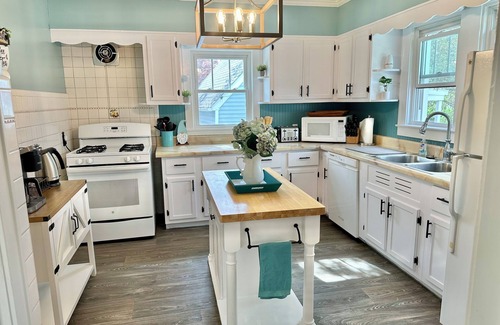 Auburn Hills Casa | Happy Bungalow. Cozy Historic Charmer- Walk to Town, Parks and Trails!