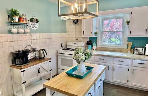 Auburn Hills Casa | Happy Bungalow. Cozy Historic Charmer- Walk to Town, Parks and Trails!