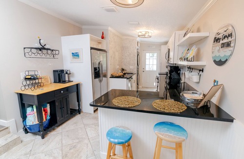 Crystal Beach Cabaña | Happy Camper Cottage - Cozy Oasis with Outdoor Hot Tub - No Cleaning Fee
