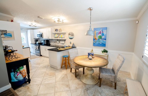 Crystal Beach Cabaña | Happy Camper Cottage - Cozy Oasis with Outdoor Hot Tub - No Cleaning Fee