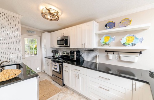 Crystal Beach Cabaña | Happy Camper Cottage - Cozy Oasis with Outdoor Hot Tub - No Cleaning Fee