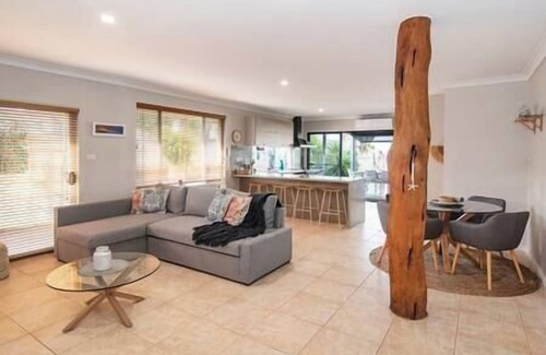 Broadwater Casa | Happy Daze Beach House- Pool