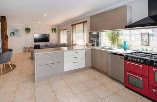 Broadwater Casa | Happy Daze Beach House- Pool