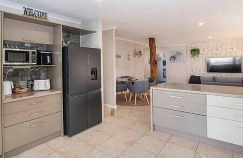 Broadwater Casa | Happy Daze Beach House- Pool