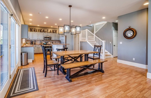 Dundee Casa | Happy Daze, lake home on Keuka Lake with EV charger, sleeps 10
