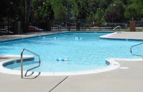 Wantage Casa | Happy Glamper with a lake, 2 pools and beautiful nature