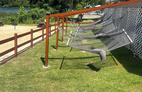 Wantage Casa | Happy Glamper with a lake, 2 pools and beautiful nature