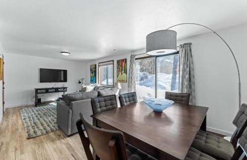 McCall Casa | Happy Hideaway - Aspen Village Condo w seasonal pool, close to lake, park, golf, and downtown