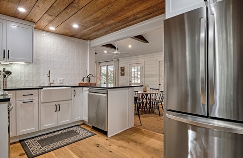 Highlands Casa | Happy Hiker, Nearby hiking, NEW FIREPIT, Modern renovation, Dog Friendly