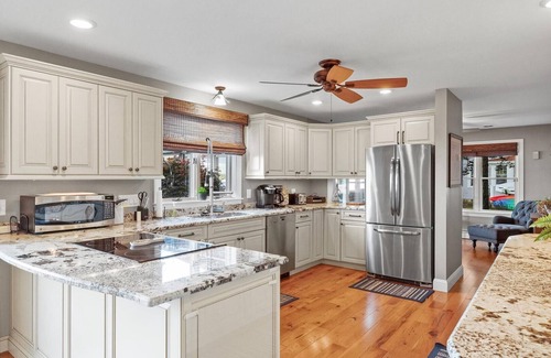 Laconia Casa | Happy Hours on Lake Winnisquam