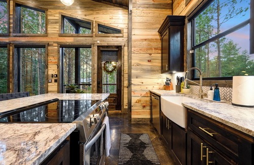 Pickens Cabina | Happy Moon / Couples Cabin Nestled in the Woods