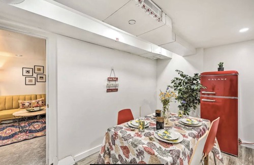 Loyal Heights Condominio | Happy Place Condo in Ballard, 1 mi Golden Gardens - 2 bdrm, kitchen & living rm
