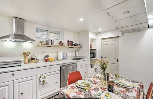 Loyal Heights Condominio | Happy Place Condo in Ballard, 1 mi Golden Gardens - 2 bdrm, kitchen & living rm